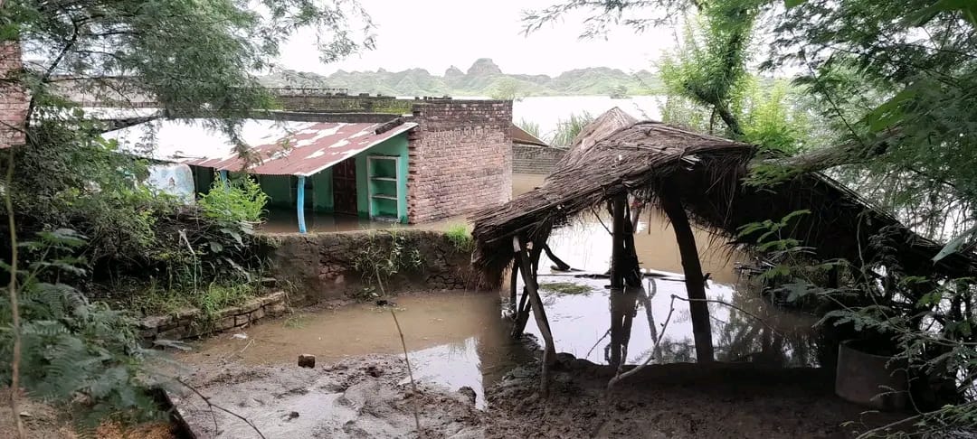 नदी का जल स्तर बढ़ने से मुख्यालय से टूटा संपर्क।