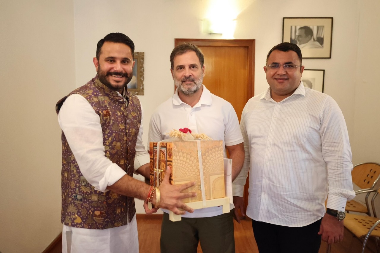 कांग्रेस नेता राहुल गांधी को शादी का निमंत्रण देते बुद्धिराजा।