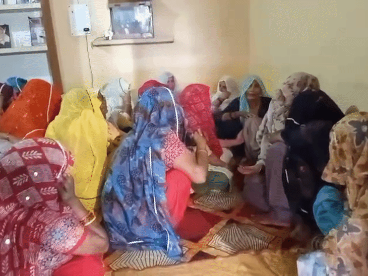 कासना के रूपबास गांव में रोते-बिलखते निक्की के परिजन।