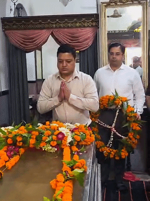 Ayodhya DM Nikhil Tikaram Funde and SSP Dr. Gaurav Grover Raj reached the House and paid tribute.