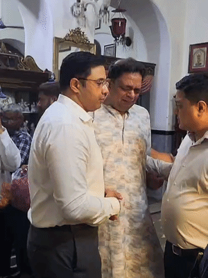 DM and SSP of Ayodhya giving consolation to younger son Yatendra Mohan Mishra