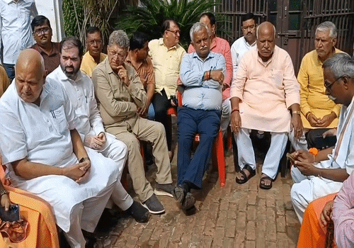 Agriculture Minister Surya Pratap Shahi, fertilizer and logistics minister Satish Sharma and Chief Minister's advisor Avnish Awasthi arrived at Vimalandra Mohan Mishra