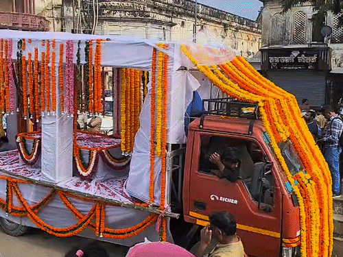 The body of the king of Ayodhya left for Baikuthdham.