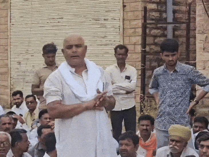 पूर्व विधायक ने विधायक, और प्रशासन पर गंभीर आरोप लगाते हुए कहा कि पहले भी धरना प्रदर्शन हुए। उस भी आर्थिक मुआवजे दिए गए है। हमारी कोई बड़ी मांग नहीं है। सम्मानजनक आर्थिक मुआवजा दिया जाए।
