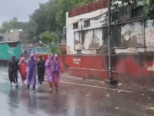 अजमेर के बजरंगगढ़ चौराहे के निकट बरसात के दौरान ऐसे किया बचाव।