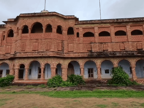 बंध बारैठा कोठी जंगल के बीच एक पहाड़ी पर स्थित है।