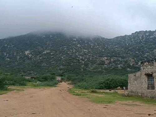 जालोर में रविवार को पहाड़ो पर छाए बादल व सुहाना हुआ मौसम