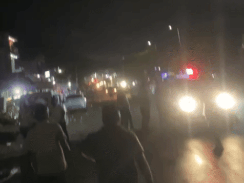 मौके पर पहुंची पुलिस, दमकल व लोगों की भीड़।