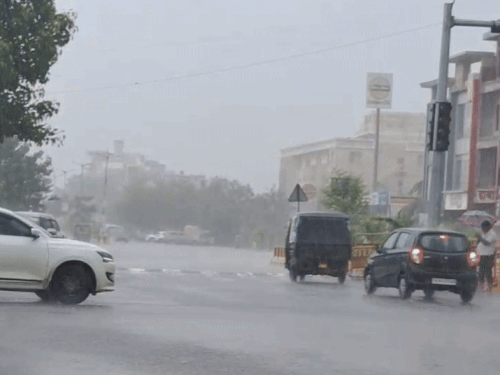 अजमेर में सुबह से कभी रिमझिम तो कभी तेज बरसात का दौर चला।