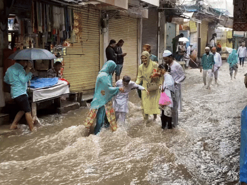 अजमेर में सुबह हुई बरसात के कारण नला बाजार में पहाड़ी से पानी बहकर आया और ऐसे में बाजार से होता हुआ निकला। इस दौरान यहां से गुजरने वाले राहगीरों को भी परेशानी हुई।