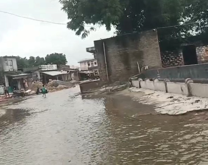 पाली के निकट स्थित इंद्रोंकों की ढाणी की गलियों में भरा बरसाती पानी।