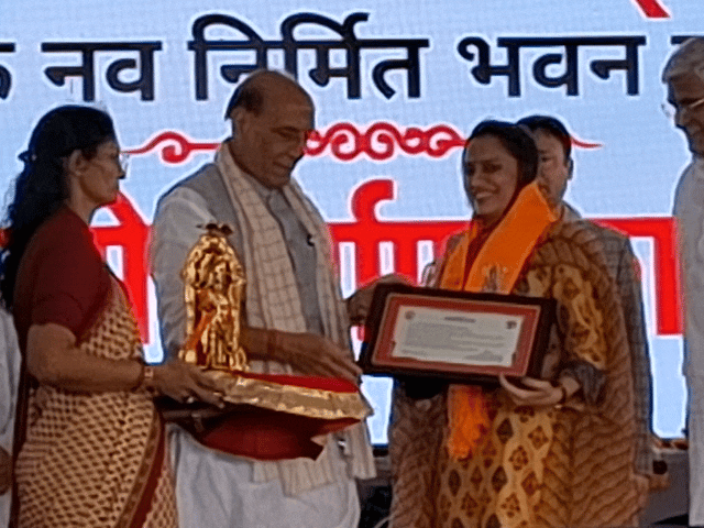 राजनाथ सिंह ने कार्यक्रम के दौरान उद्योगपति RK दमानी की बेटी मधु चांडक को भी सम्मानित किया।