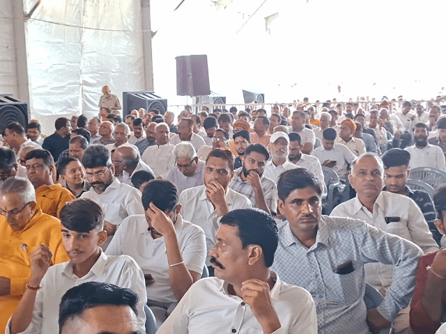 कार्यक्रम में रक्षा मंत्री राजनाथ सिंह को सुनने के लिए बड़ी संख्या में लोग पहुंचे।