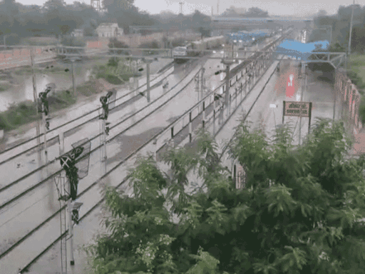 बारिश के बाद रेलवे पटरियों पर भरा पानी।