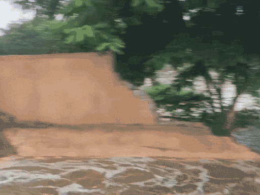 गांव के सरकारी स्कूल के अंदर भरा पानी। बारिश के तेज बहाव में स्कूल की दीवार भी टूट गई।