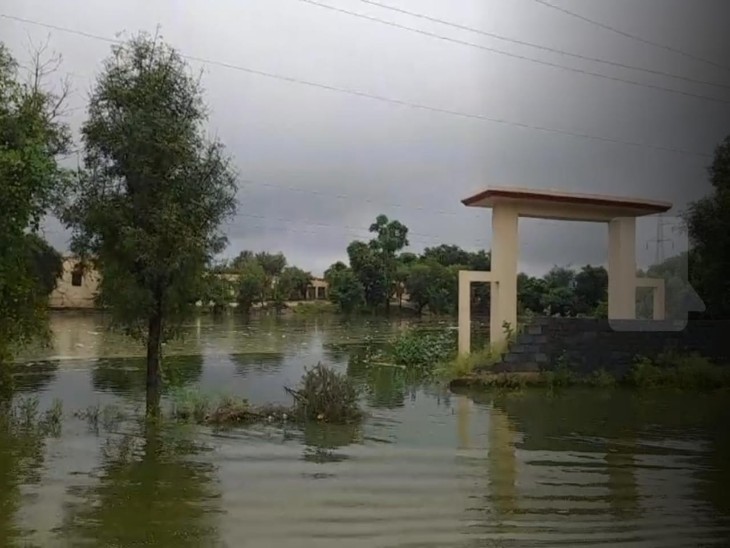 नानी के सरकारी स्कूल में बस स्टैंड की दीवार टूटने से पूरे स्कूल में पानी भर चुका है। बीड़ का गंदा पानी लगातार स्कूल में आ रहा है।