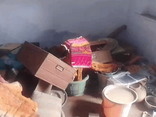 चोरों ने एकसाथ पांच कमरों के ताले तोड़कर सामान चुराया।