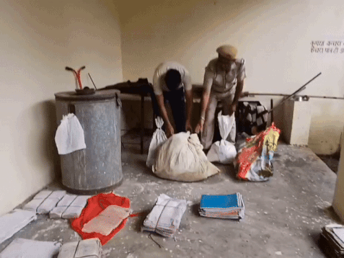 सीकर में बीती रात बारिश के चलते रेलवे स्टेशन के पास जीआरपी पुलिस थाने में भी जलभराव हो गया। यहां रखा रिकॉर्ड भीग गया। आज सुबह स्टाफ उन्हें संभालते नजर आया।