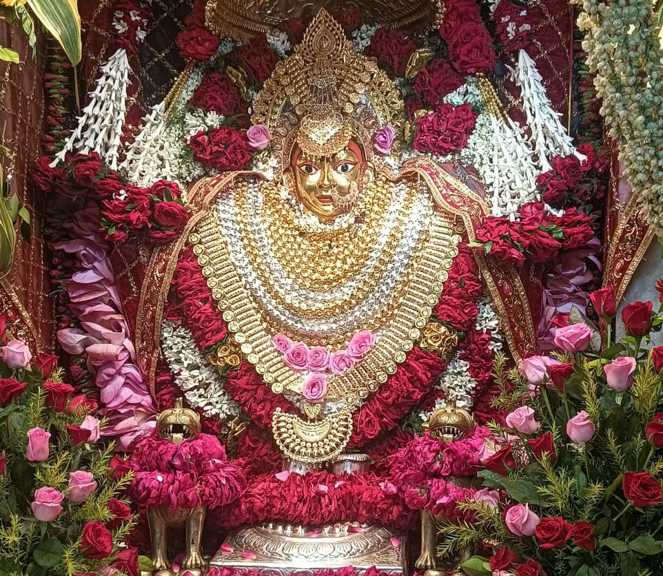 श्रृंगार महोत्सव के पांचवे दिन माँ कूष्माण्डा का हुआ स्वर्ण श्रृंगार।