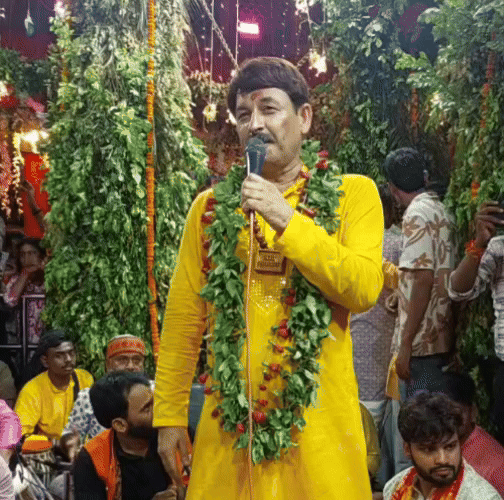 माता के दरबार में मनोज तिवारी ने लगातार 10 गीत गाये।