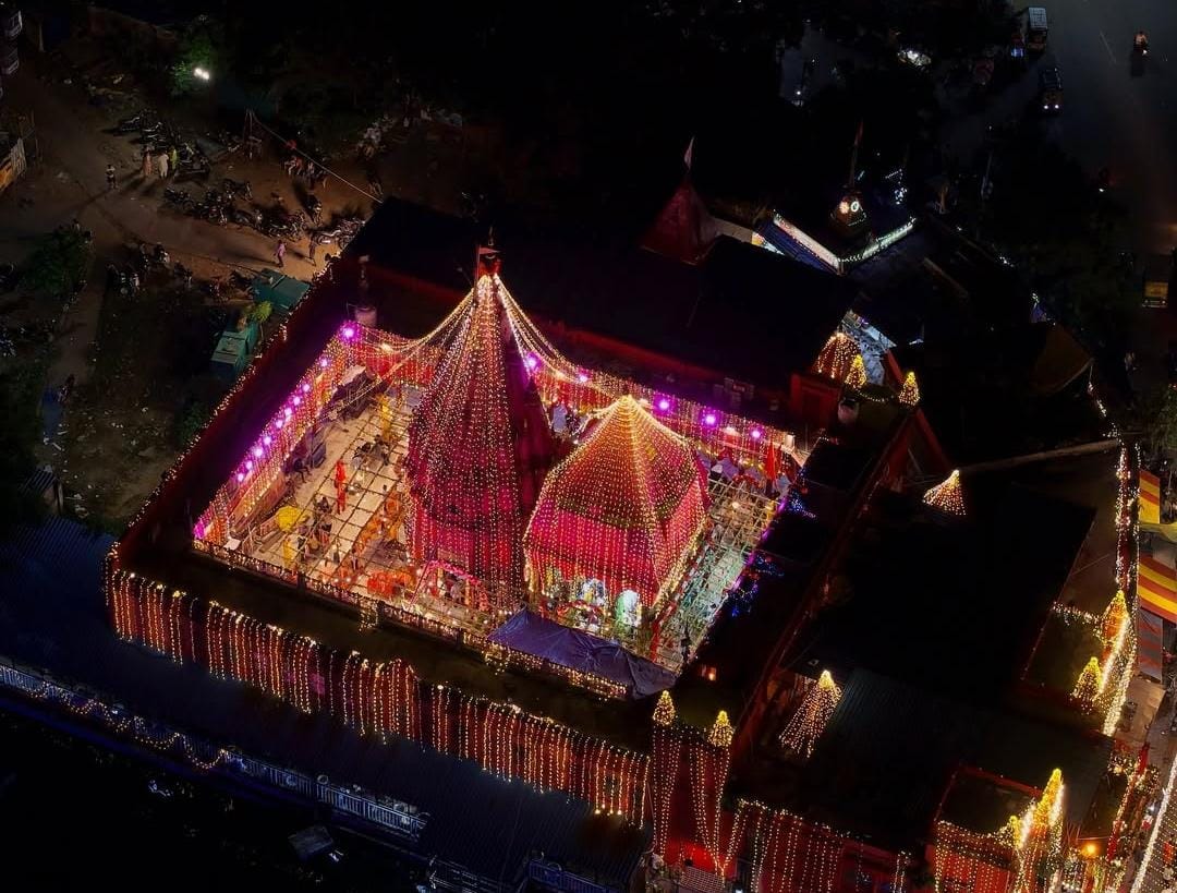माता के दरबार को रंग-बिरंगे लाइटों से सजाया गया।