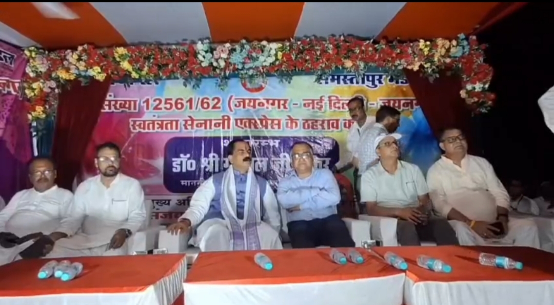 मंच पर उपस्थित अतिथि।