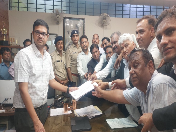कलेक्टर देवेन्द्र कुमार को ज्ञापन देते वकील
