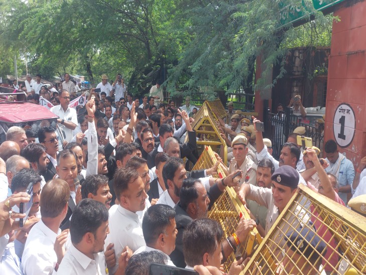 कलेक्ट्रेट के गेट पर विरोध जताते वकील