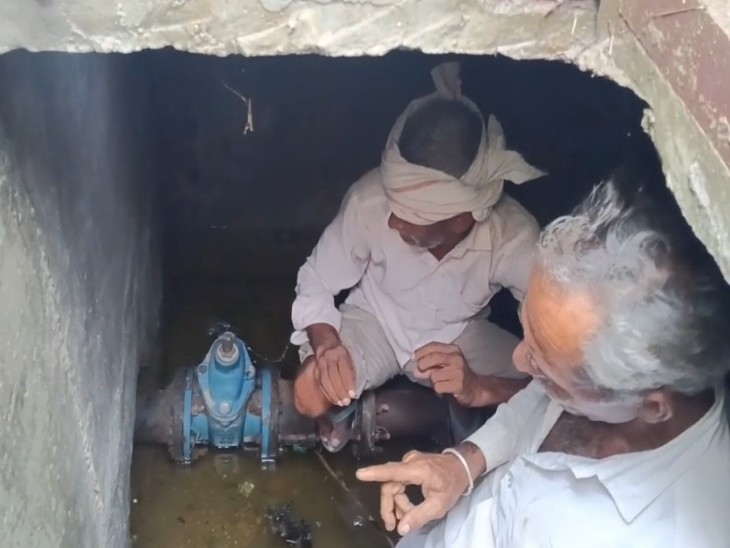 पाइप लाइन के वॉल्व को ज्यादा खोलते कर्मचारी ।