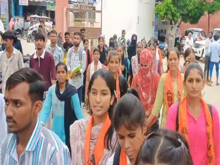 ABVP के प्रदर्शन में छात्राएं भी बडी संख्या में शामिल हुई।