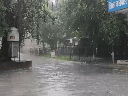 5 मिनट की बारिश ने उमस बढ़ा दी है।