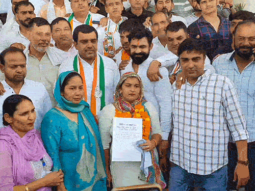 चुनाव जीतने के बाद पूर्व चेयरपर्सन काजल देशवाल व अन्य।