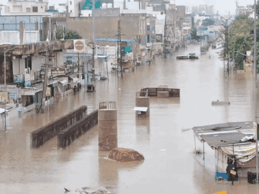 हर साल बारिश में शहर की नवलगढ़ रोड पर पानी भर जाता है। इस बार भी वो ही हालात रहे। इतना पानी भर गया कि आवागमन बंद करना पड़ा।