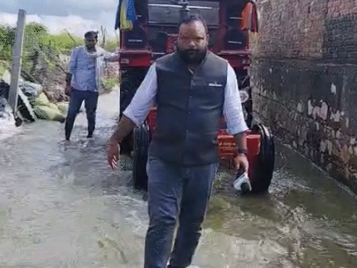 पिछले 72 घंटों से लगातार पानी बहकर गांव की तरफ आ रहा है। इससे लोग घबराए हुए हैं।