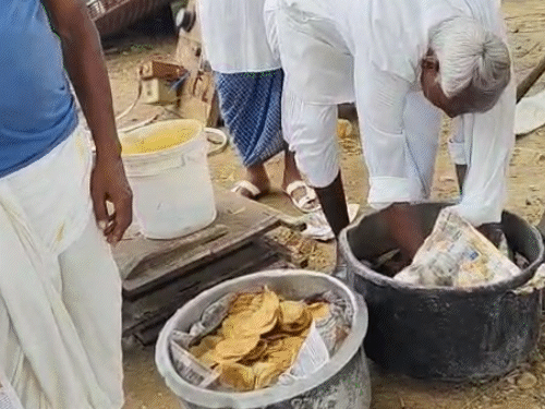 जिनके मकान ढहे उनके लिए ग्रामीण ही खाने की व्यवस्था ग्रामीण ही कर रहे हैं। ग्रामीण कहते हैं- एक रात BLO ने खाना पहुंचाया था, उसके बाद वह भी नहीं आए।