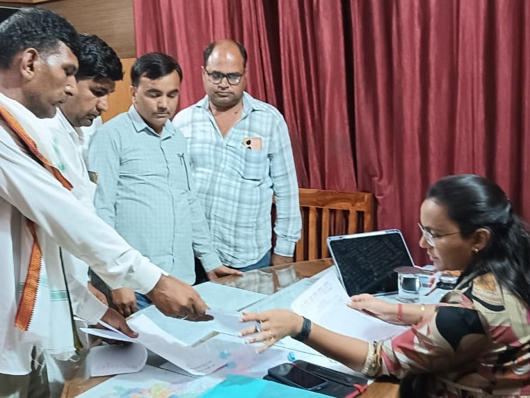सोमवार को यूनियन ने एसडीएम के माध्यम से मुख्यमंत्री और परिवहन मंत्री को ज्ञापन सौंपा।