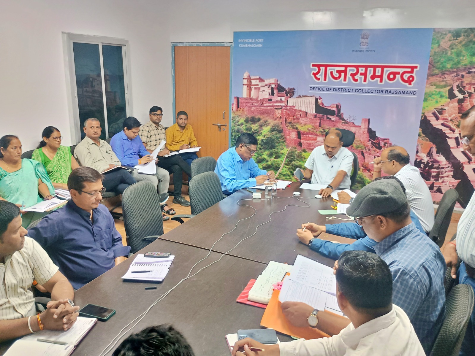 कलेक्ट्रेट के वीसी रूम में मौजूद अधिकारीगण।