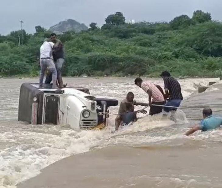 सुमेरपुर-शिवगंज नदी की रपट पर नदी में गिरी जीप में फंसे पति-पत्नी का रेस्क्यू किया गया।