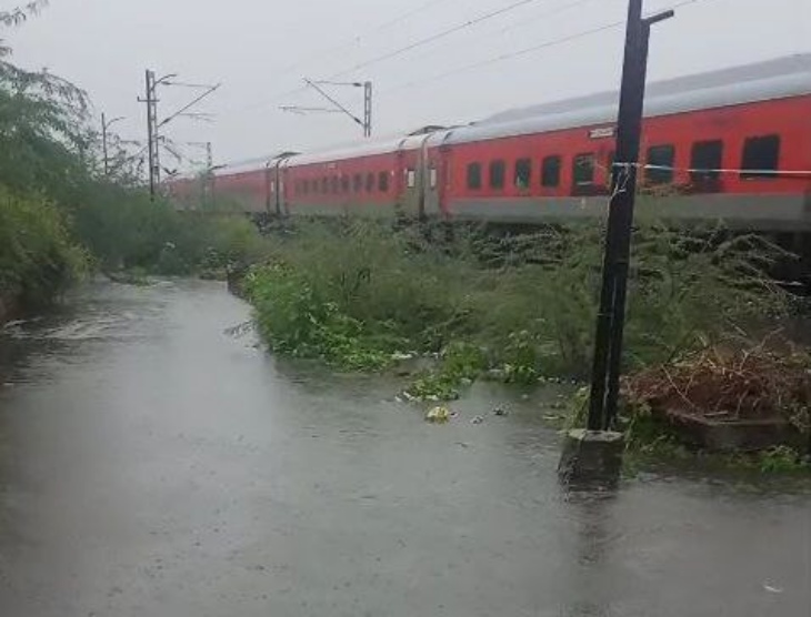 पाली में रेलवे पटरी के पास भरा बरसाती पानी।