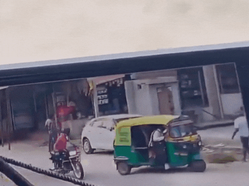 This CCTV is on 21 August. In the footage, Vipin is seen standing outside the house.