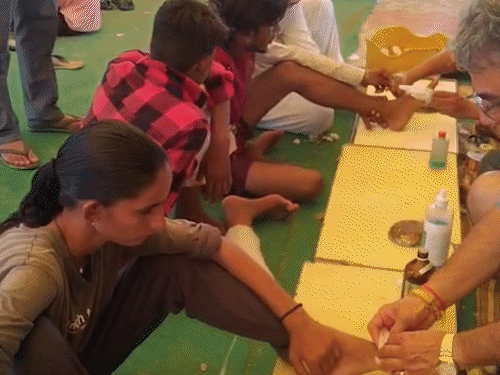 Pradeep Sood, the ointment of the Jataroos (devotees) visiting Bhandare. Seeing this service sentiment of Pradeep, a large number of people are associated with him.