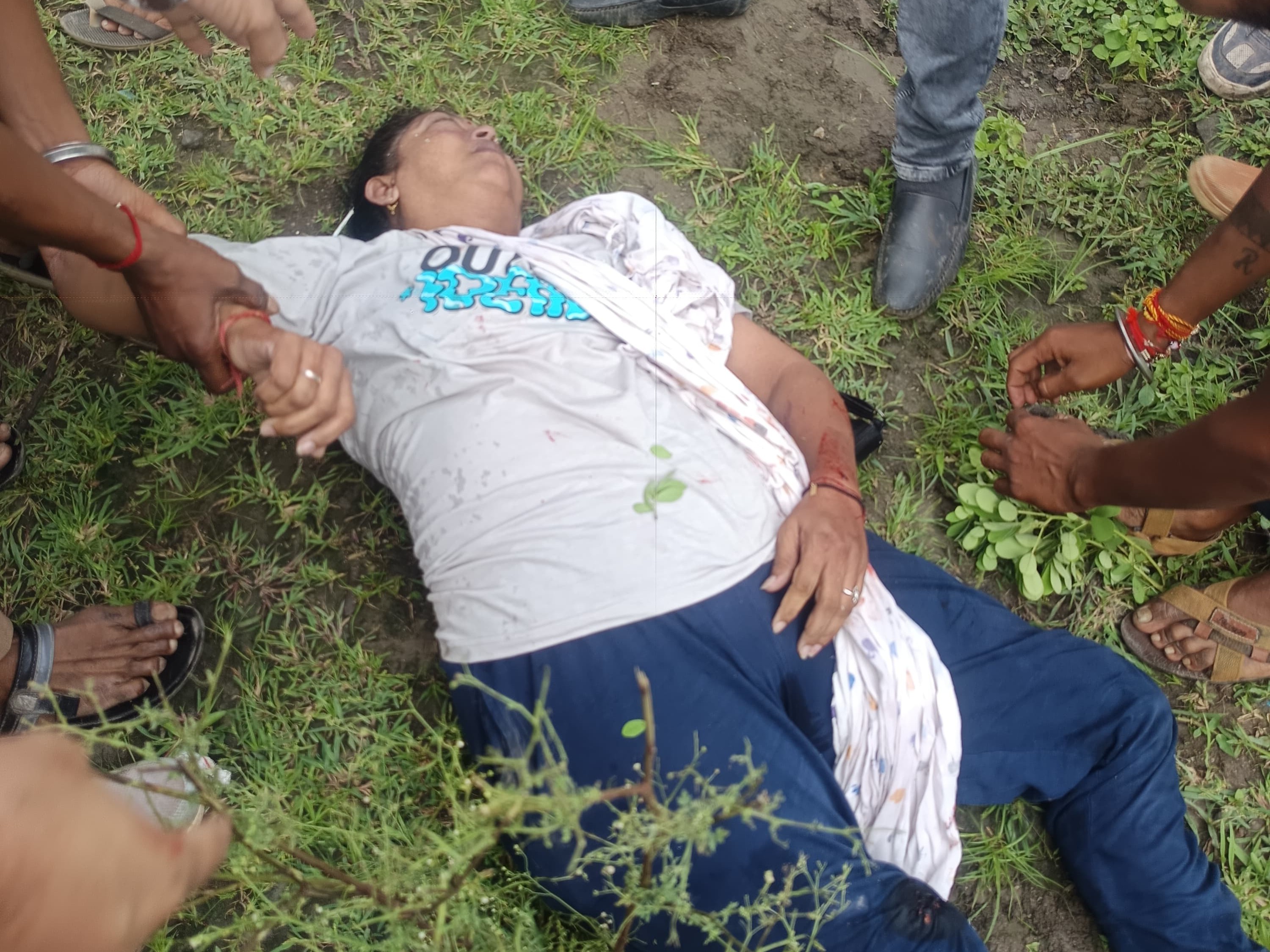 हादसे के बाद महिला को बाहर निकाला गया।