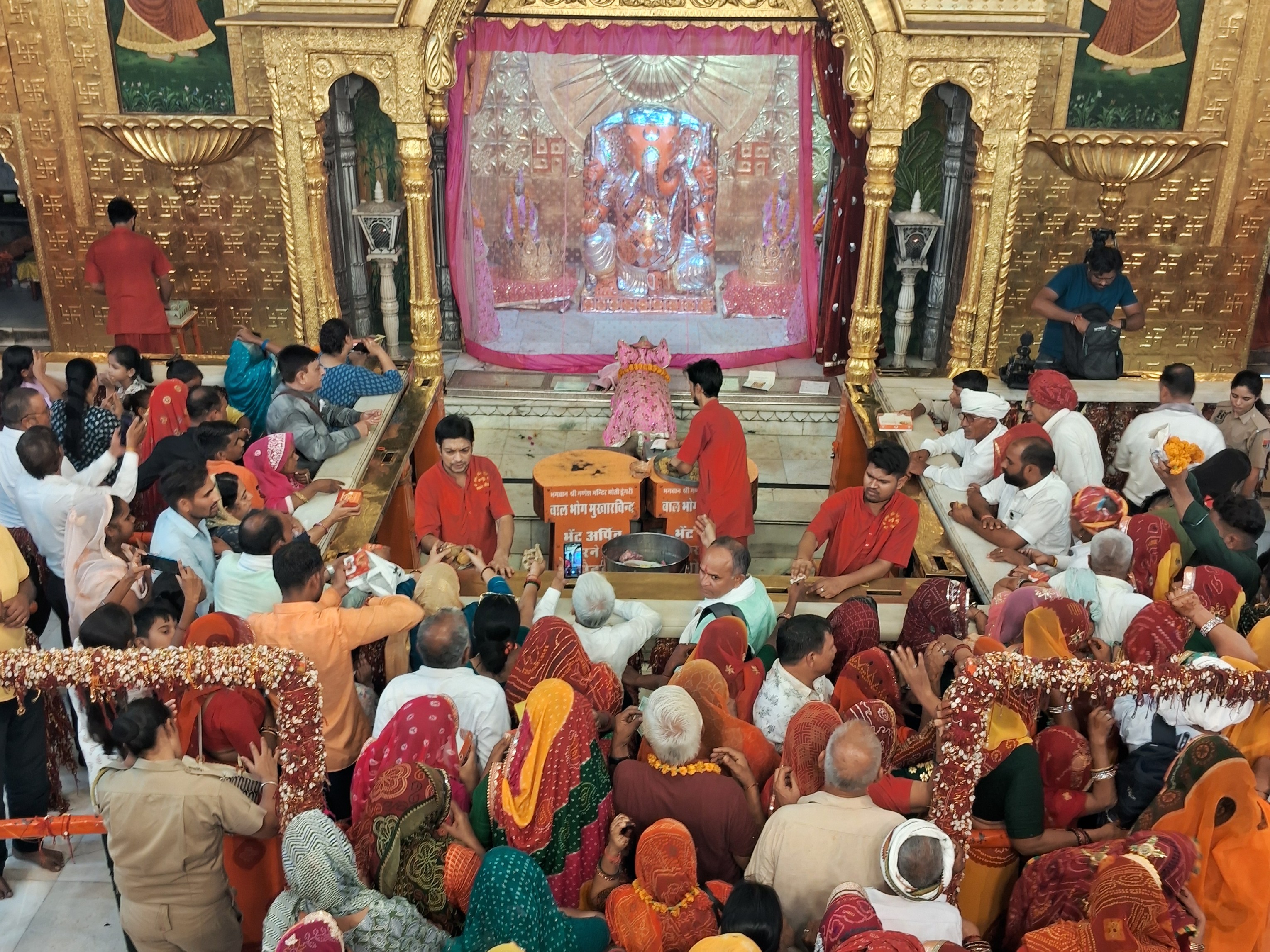 सोमवार को बड़ी संख्या में श्रद्धालु भगवान गणेश के दर्शन करने पहुंचे। मंदिर प्रशासन का दावा है कि गणेश चतुर्थी पर यहां लाखों की संख्या में भक्त भगवान गणेश के दर्शन करने पहुंचेंगे।