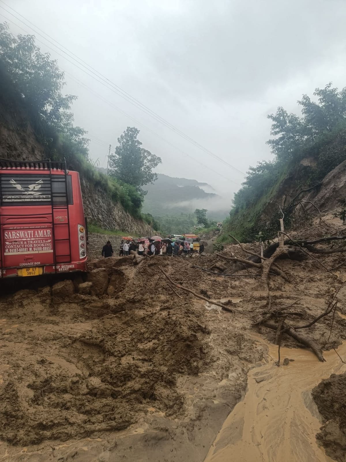 हिमाचल प्रदेश के कांगड़ा के ज्वालामुखी के बालू ग्लोआ फोरलेन पर सोमवार शाम बस के ऊपर लैंडस्लाइड हो गया।