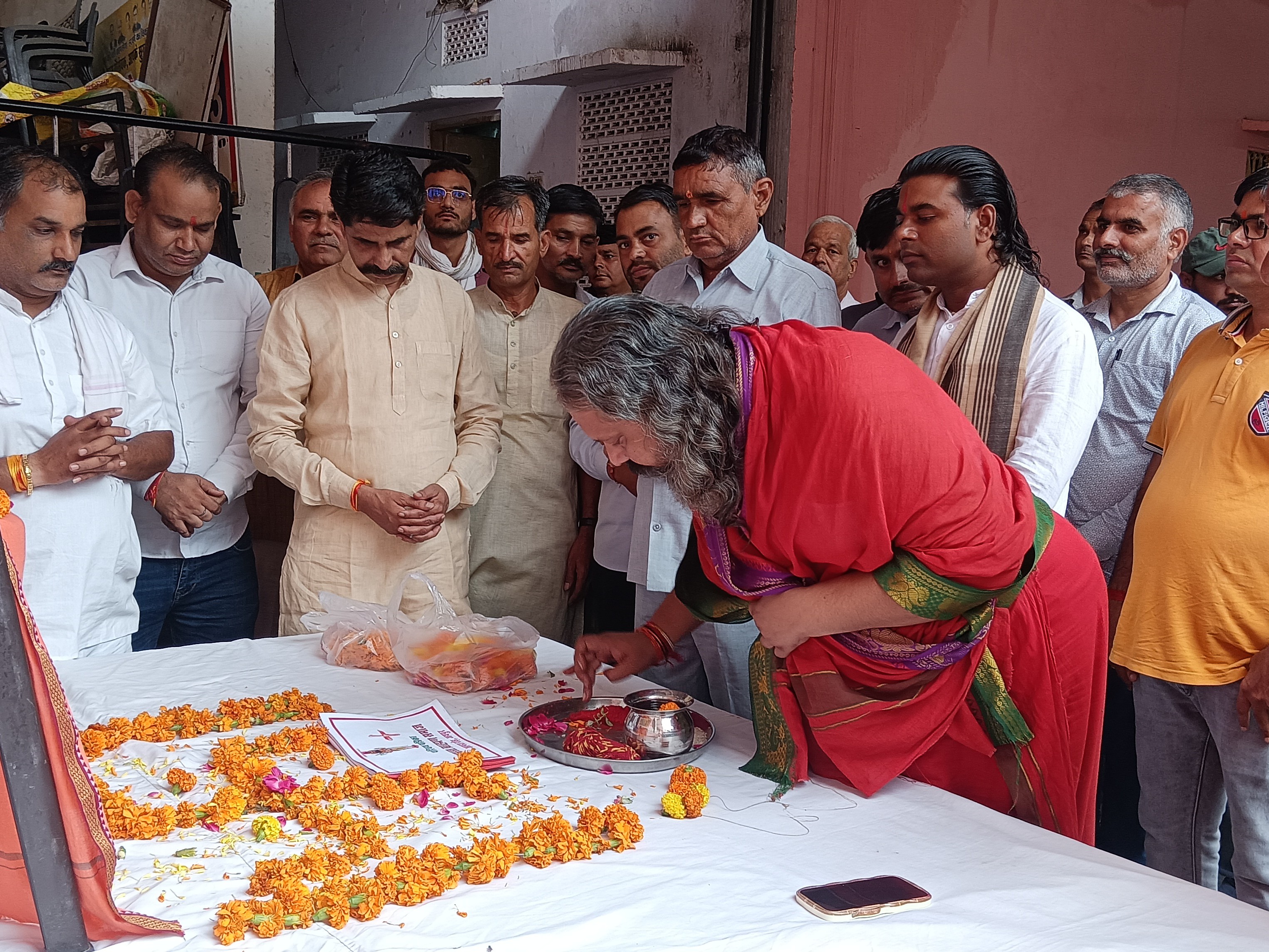 महंत रवि जोशी की उपस्थिति में हुई इस बैठक में समाज के वरिष्ठजन और युवा शामिल हुए।