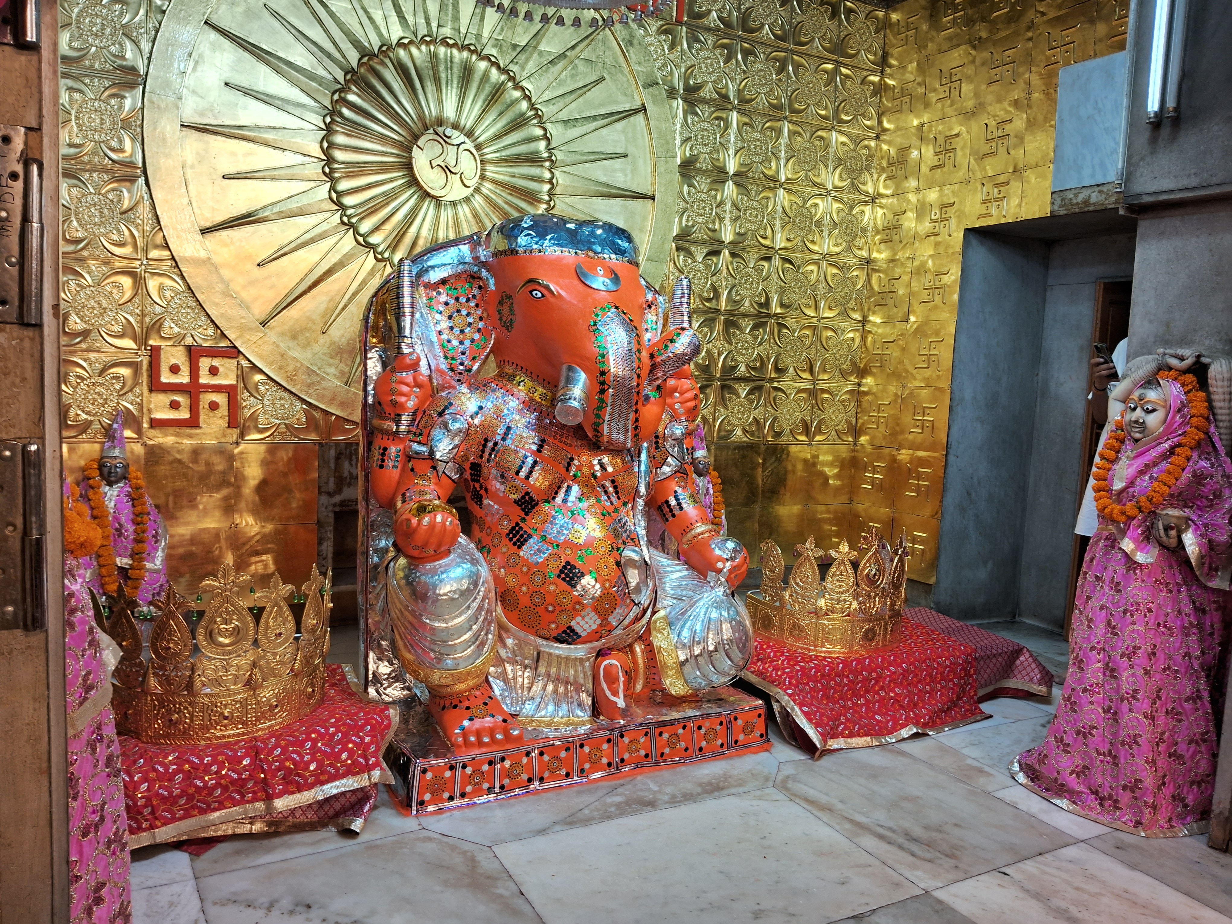 दो रत्न जड़ित स्वर्ण मुकुट विधि विधान से पूजा करके भगवान गणेश के दोनों ओर प्रदर्शित किया गया है। मंगलवार से भगवान गणेश को ये मुकुट धारण करवाए जाएंगे।