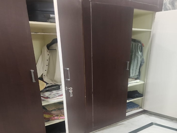 लूट के बाद खुली पड़ी अलमारी।