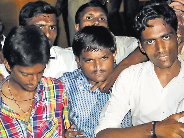 25 अगस्त 2015 की रात हार्दिक पटेल की गिरफ्तारी की तस्वीर।