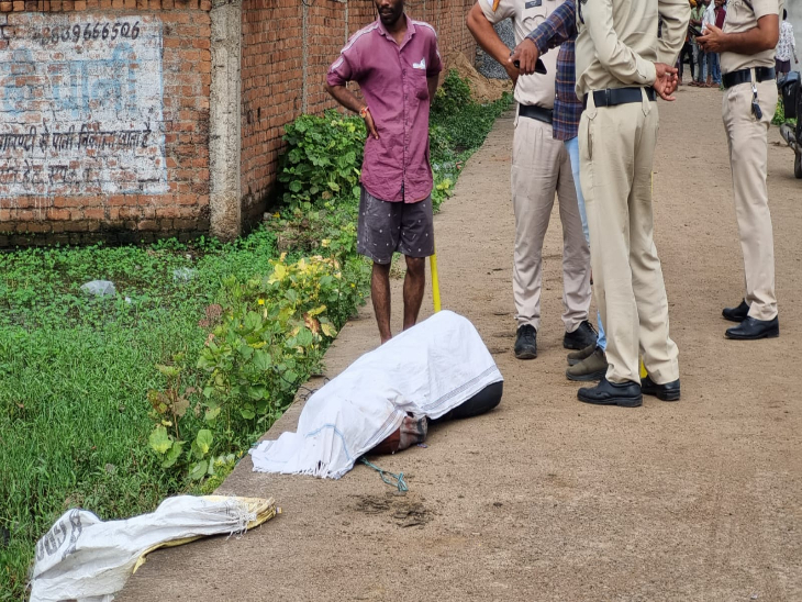 युवक के सिर पर गहरे चोट के निशान मिले हैं। पुलिस मामले की जांच में जुटी है।