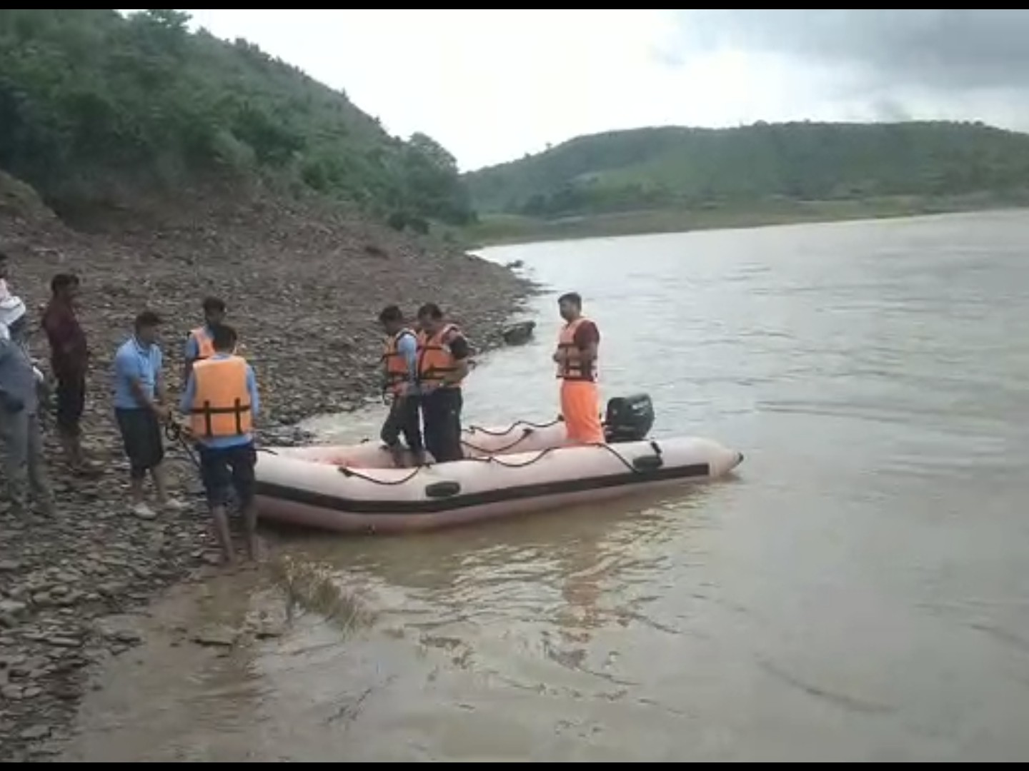 The body of an elderly man who was swept away in the river was found 25 ...
